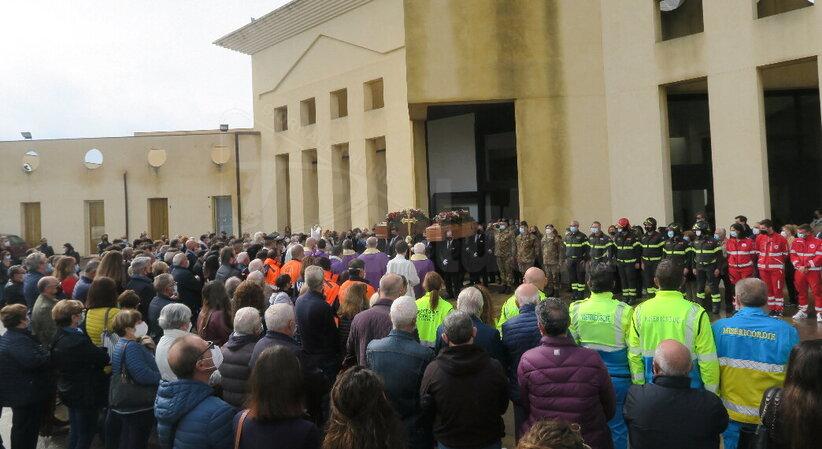 Celebrati i funerali della coppia morta a Scordia durante l'alluvione di lunedì