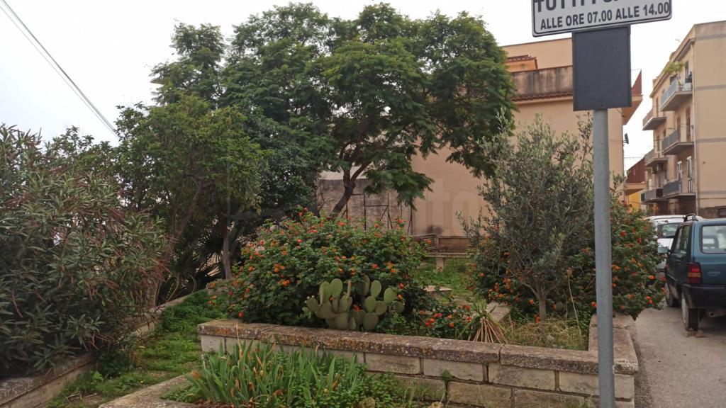 La piazzetta di via Prampolini a Sciacca tra siringhe e topi