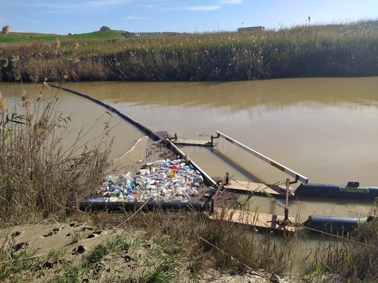 Il progetto Halykòs di Marevivo, resta installata la barriera blocca plastica alla foce del Platani
