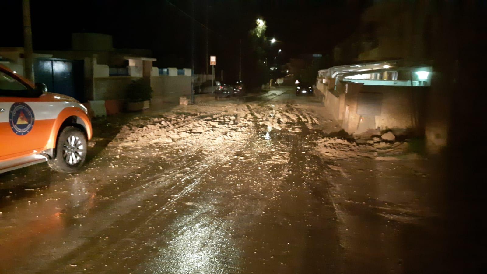 Pioggia e arriva il fango in via Lido a Sciacca, domani nuovo intervento