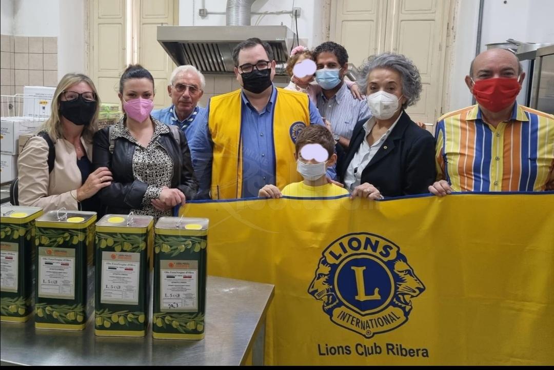 Ribera, il Lions Club regala l'olio di oliva alla Caritas per la mensa dei poveri