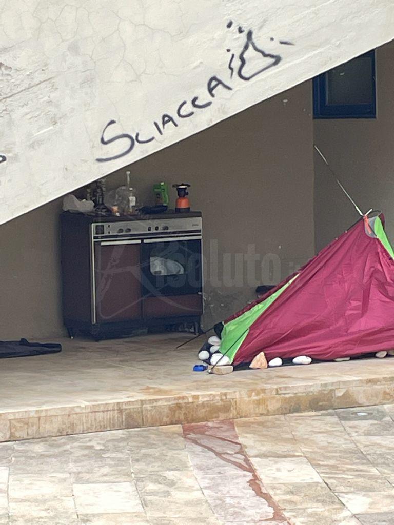 Bivacco al Samona' di Sciacca, senzatetto trova rifugio nel teatro chiuso