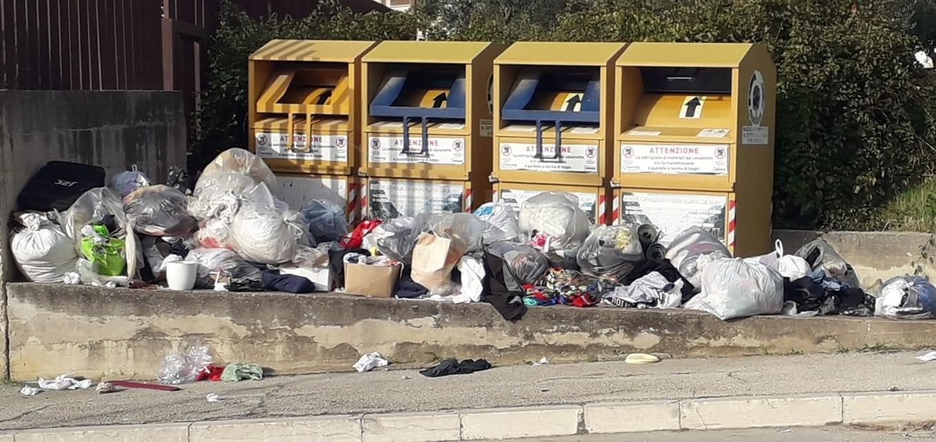 Spazzatura accanto ai contenitori per l’abbigliamento a Menfi e l’amministrazione corre ai ripari