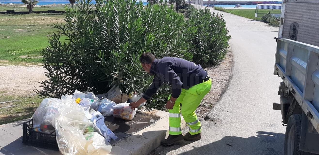Sacchetto di rifiuti abbandonato ieri a Porto Palo di Menfi, responsabile individuato e pronta sanzione da 200 euro
