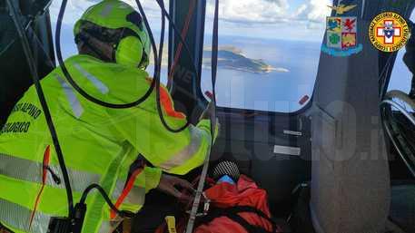 Migrante paraplegico abbandonato sugli scogli a Favignana e soccorso dall'Aeronautica Militare