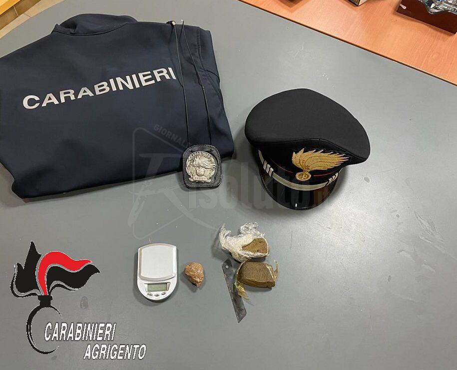 Porto Empedocle, pusher vede i carabinieri e scappa, ma inciampa.