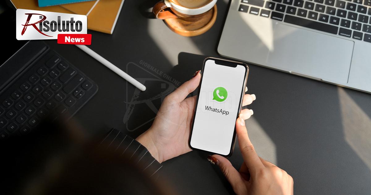Donna che utilizza l'applicazione whatsapp su smartphone
