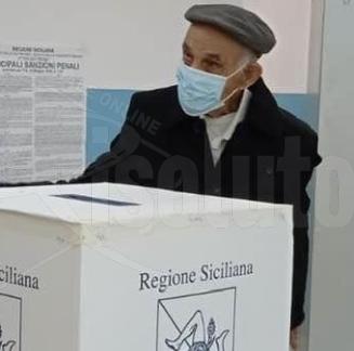 A 104 anni Ciccio Migliore si reca a votare a Montevago