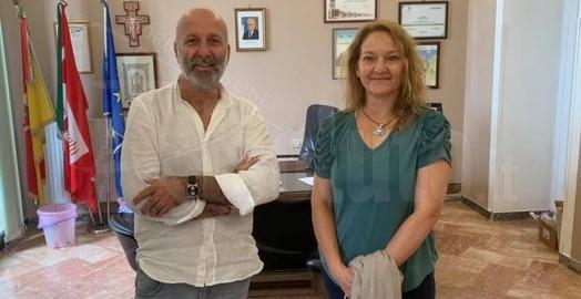 Attrice americana arriva a Sambuca per visitare il paese natio dei nonni