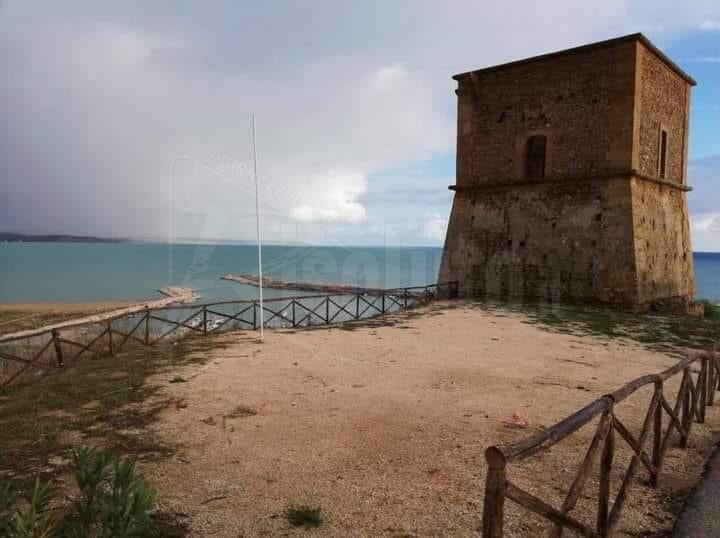 Menfi, ripristinata la staccionata in legno della Torre di Porto Palo