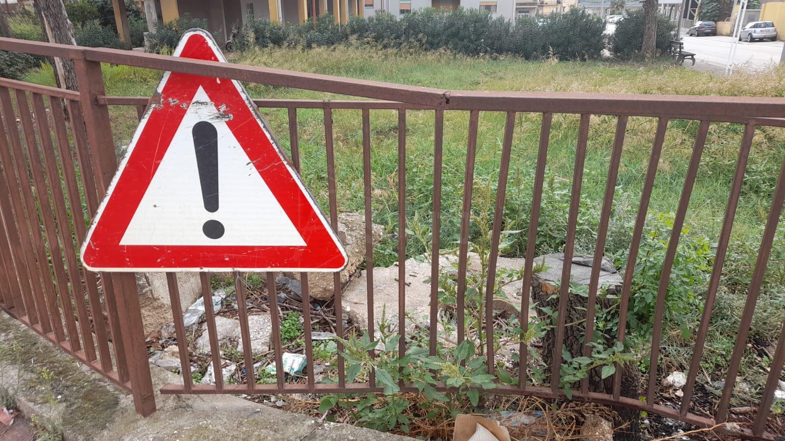 Ringhiera di via Lioni arrugginita e a pezzi,  Comitato Seniazza chiede   la sostituzione