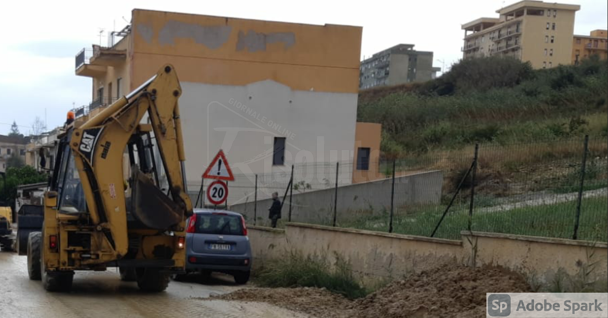 Escavatori in azione in via Lido a Sciacca per liberare la strada dal fango