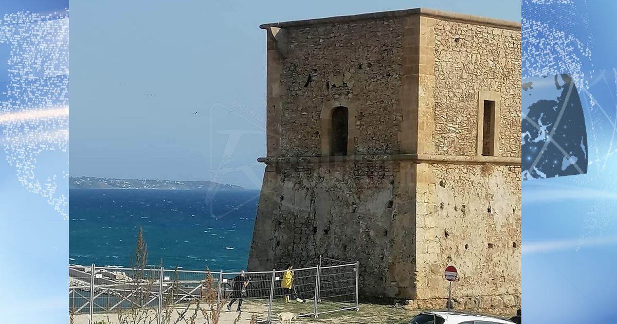 Torre di Porto Palo recintata, oggi incursione di Striscia La Notizia a Menfi