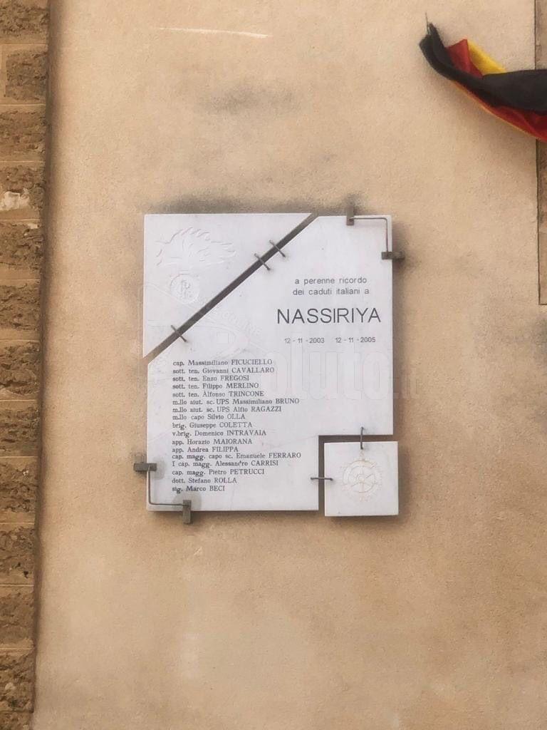 Ripristinata a Menfi la lapide marmorea dedicata ai caduti italiani di Nassiriya danneggiata sabato scorso.