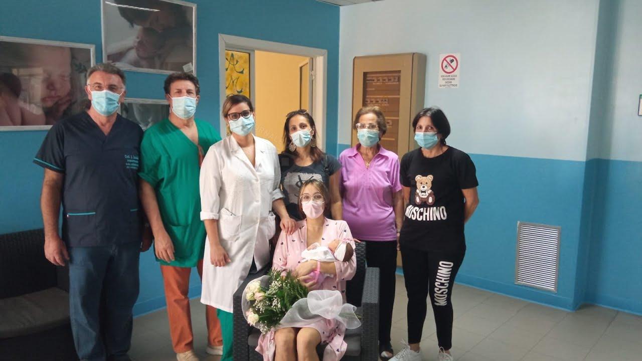 Con la piccola Alessia festeggiano in ospedale a Sciacca mamma, nonna, bisnonna e trisavola (Interviste)
