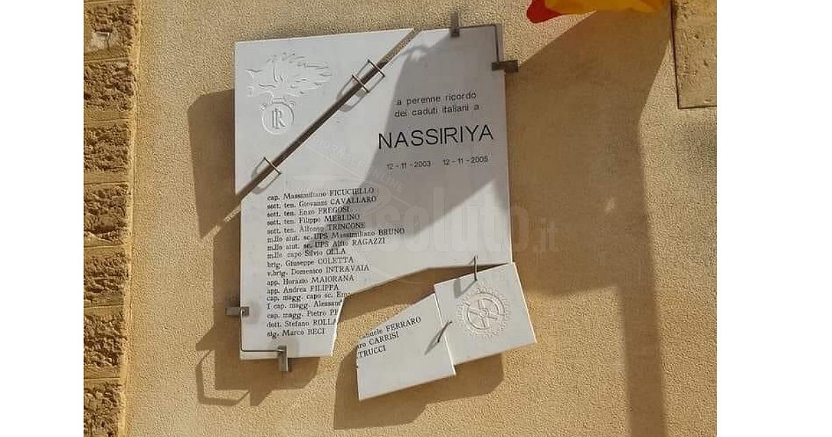 Danneggiata a Menfi la targa che ricorda i 19 italiani morti nella strage di Nassiriya