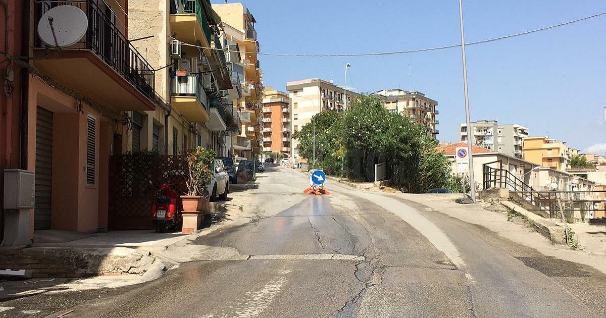 Ennesima perdita idrica in via Amendola e nuove ultimissime transenne collocate dalla municipale