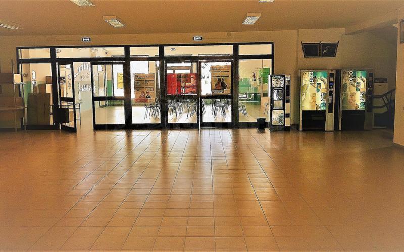 In attesa del tampone molecolare di conferma del docente, restano 180 alunni della Rossi in quarantena