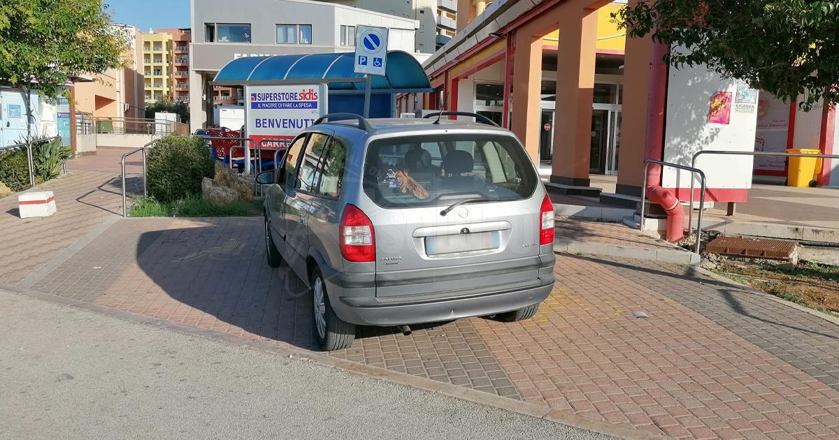 Con l'auto occupa abusivamente a Sciacca non uno, ma due posti riservati ai disabili
