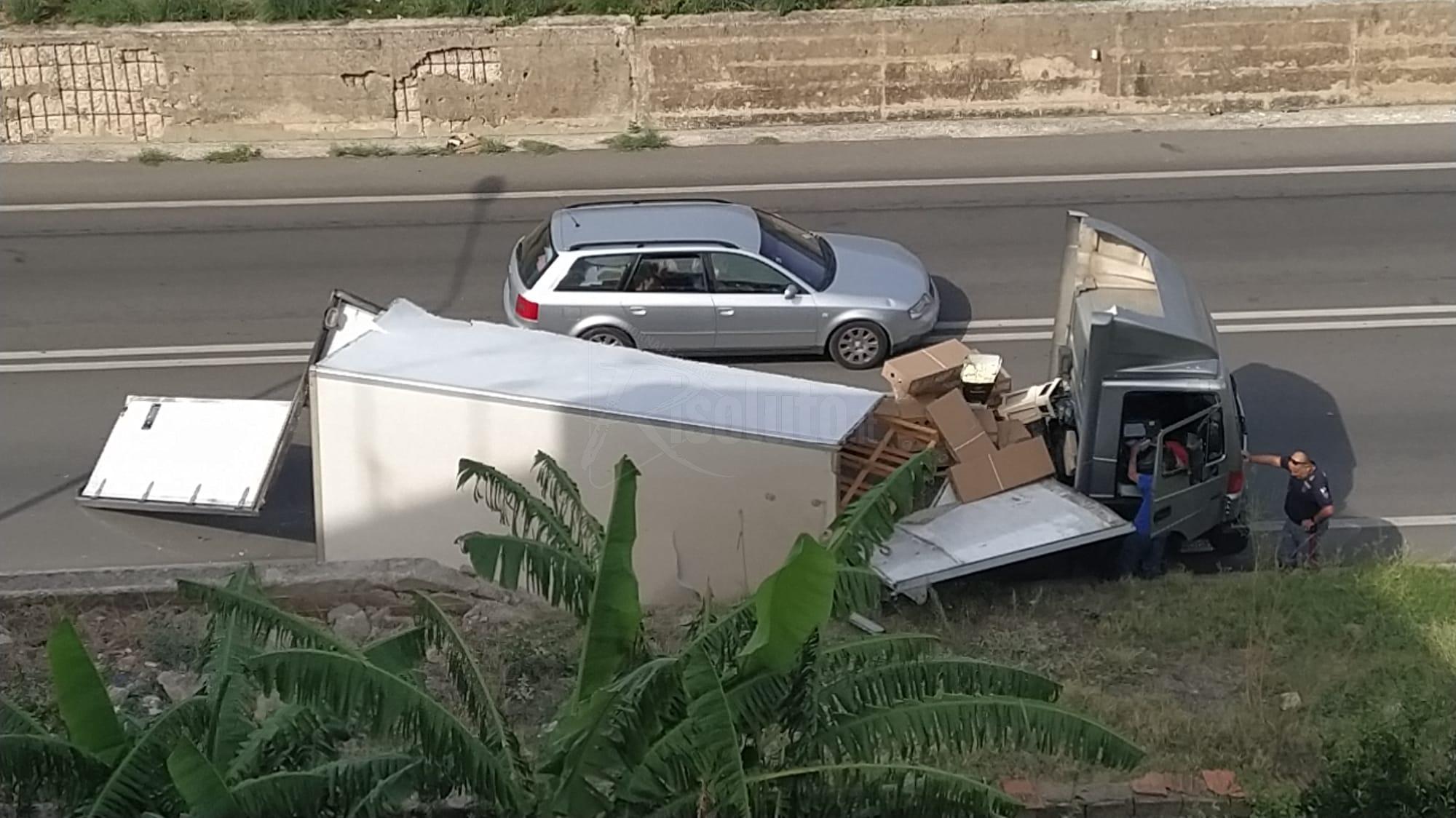Divelto il carrello di un mezzo pesante all'ingresso di Sciacca sulla statale 115