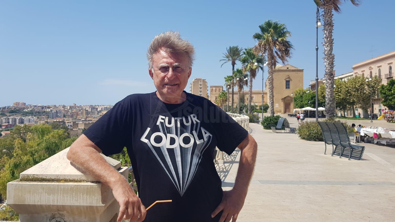 Red Ronnie polemizza ancora in Sicilia, si rifiuta di esibire il green pass e resta fuori dal museo di Messina