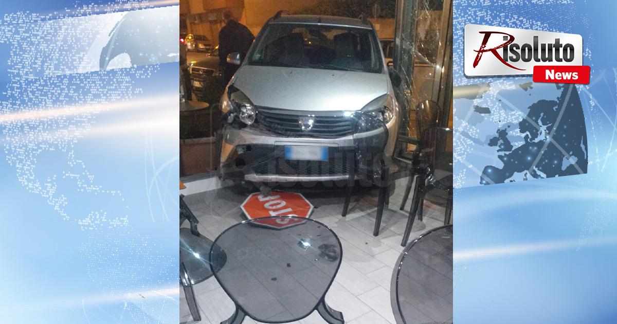 Incidente all'incrocio di via Ognibene a Menfi, auto sfonda il dehor di un bar