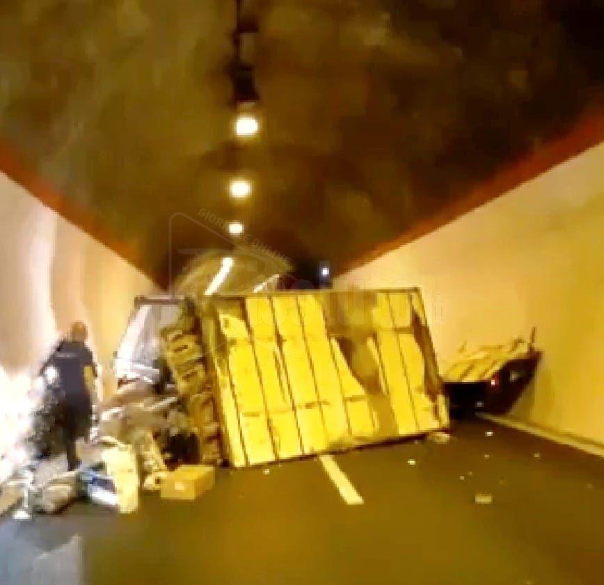 Furgone del pesce contro autobus sulla A29 Palermo - Mazara, bloccato il traffico