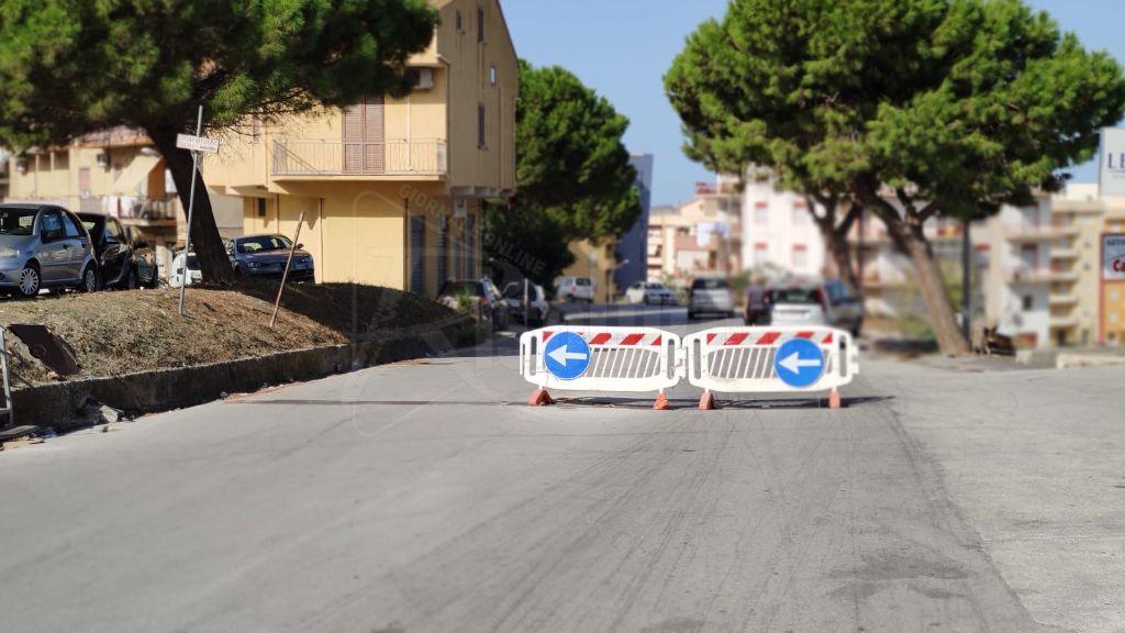 In via De Gasperi a Sciacca le transenne non lasciano, raddoppiano