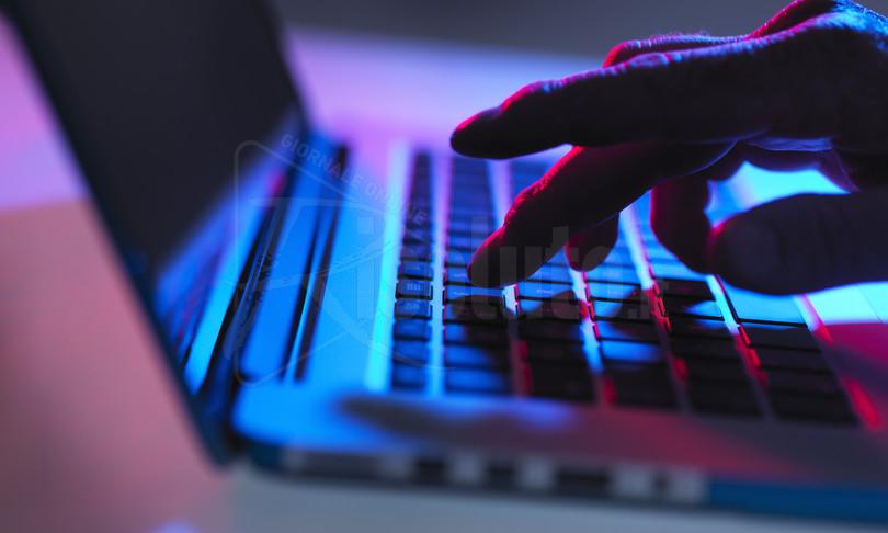 Foto e immagini pedo-pornografiche nel pc, arrestato un empedoclino