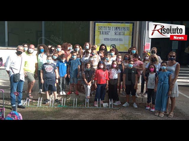 Primo giorno di scuola e primi problemi, mancano due aule alla Rossi e i genitori protestano (Video)
