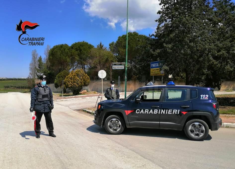 Alla guida di una moto senza patente e con targa alterata, denunciato dai carabinieri