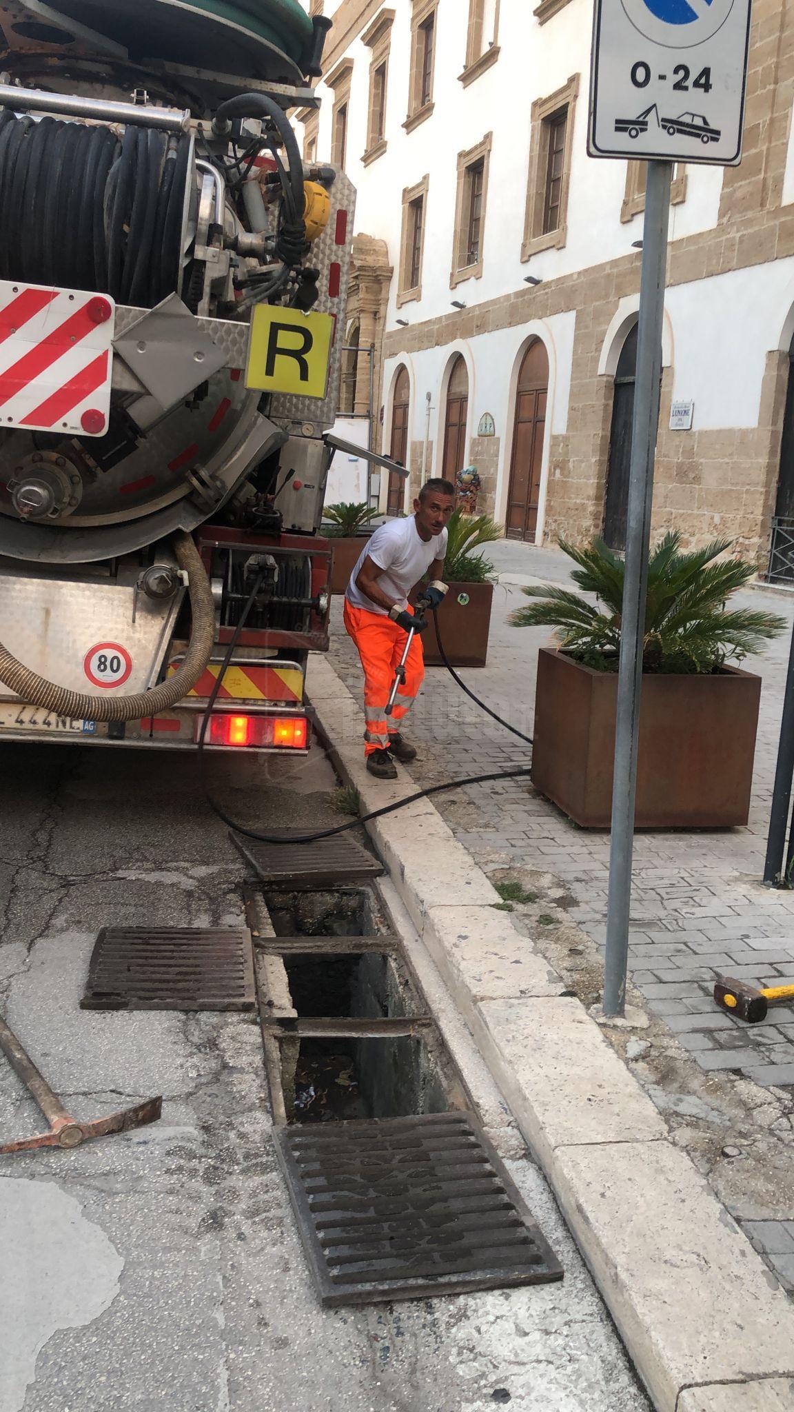 Intervento di pulizia nella notte dei tombini del centro storico di Sciacca