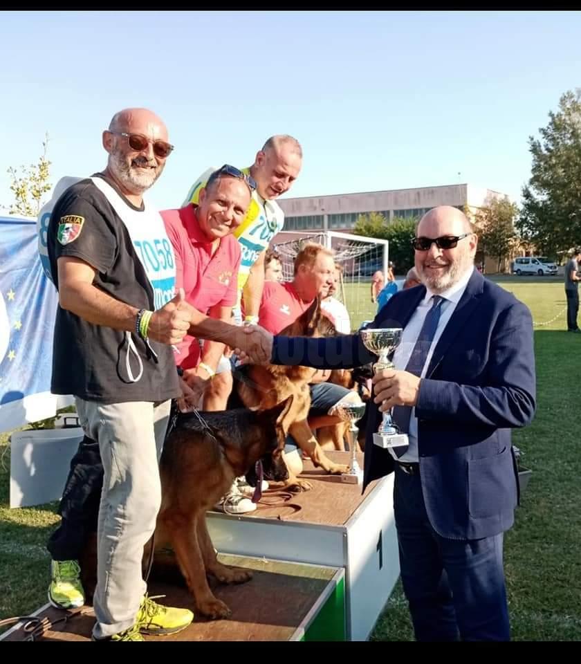 Il saccense Enzo Saladino e il suo cane si classificano secondi al Campionato Italiano del pastore tedesco