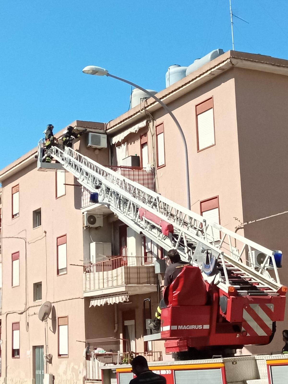 Cade intonaco da una palazzina popolare a Sciacca, traffico bloccato in via Ovidio