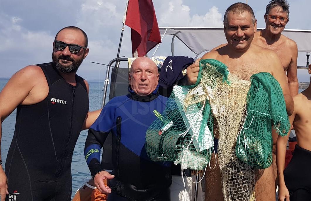 Plastiche e polistirolo nel mare di Capo San Marco a Sciacca, oggi operazione “Fondali Puliti”