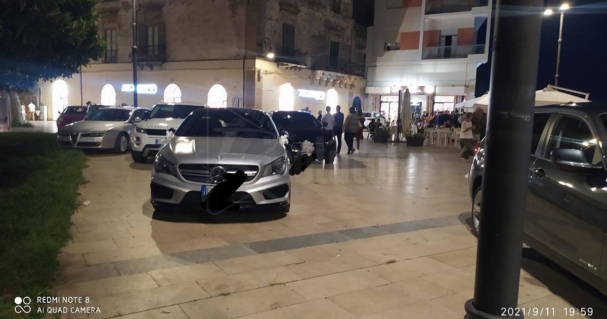 Aperitivo con gli sposi e piazza Angelo Scandaliato diventa un parcheggio