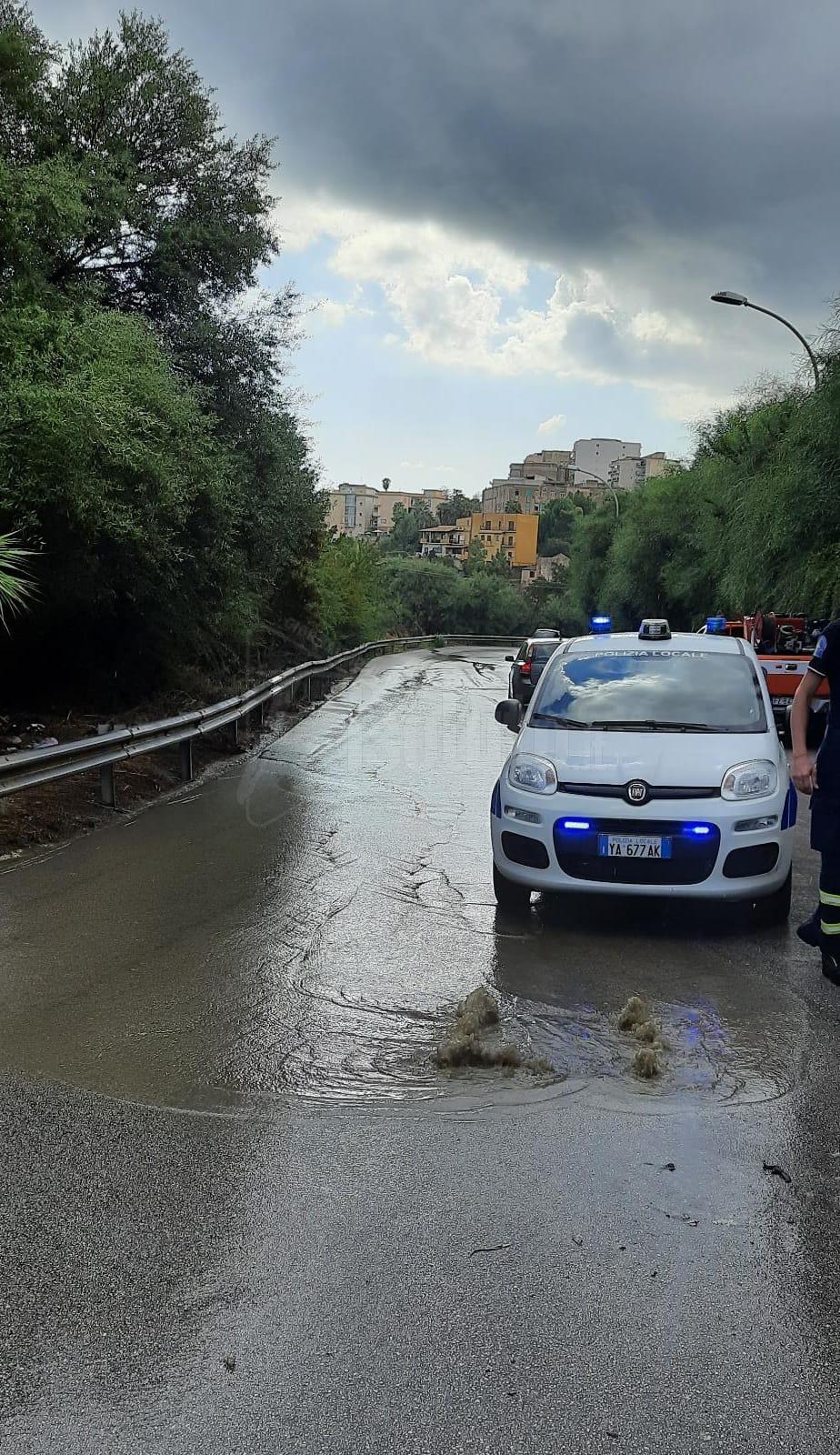 Piove, salta il tombino di via Ghezzi a Sciacca