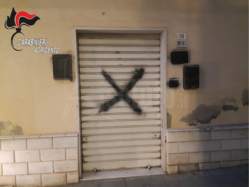 Croce nera sull'ingresso dell'ambulatorio di uno stimato medico di Castrofilippo, e' stato il vicino