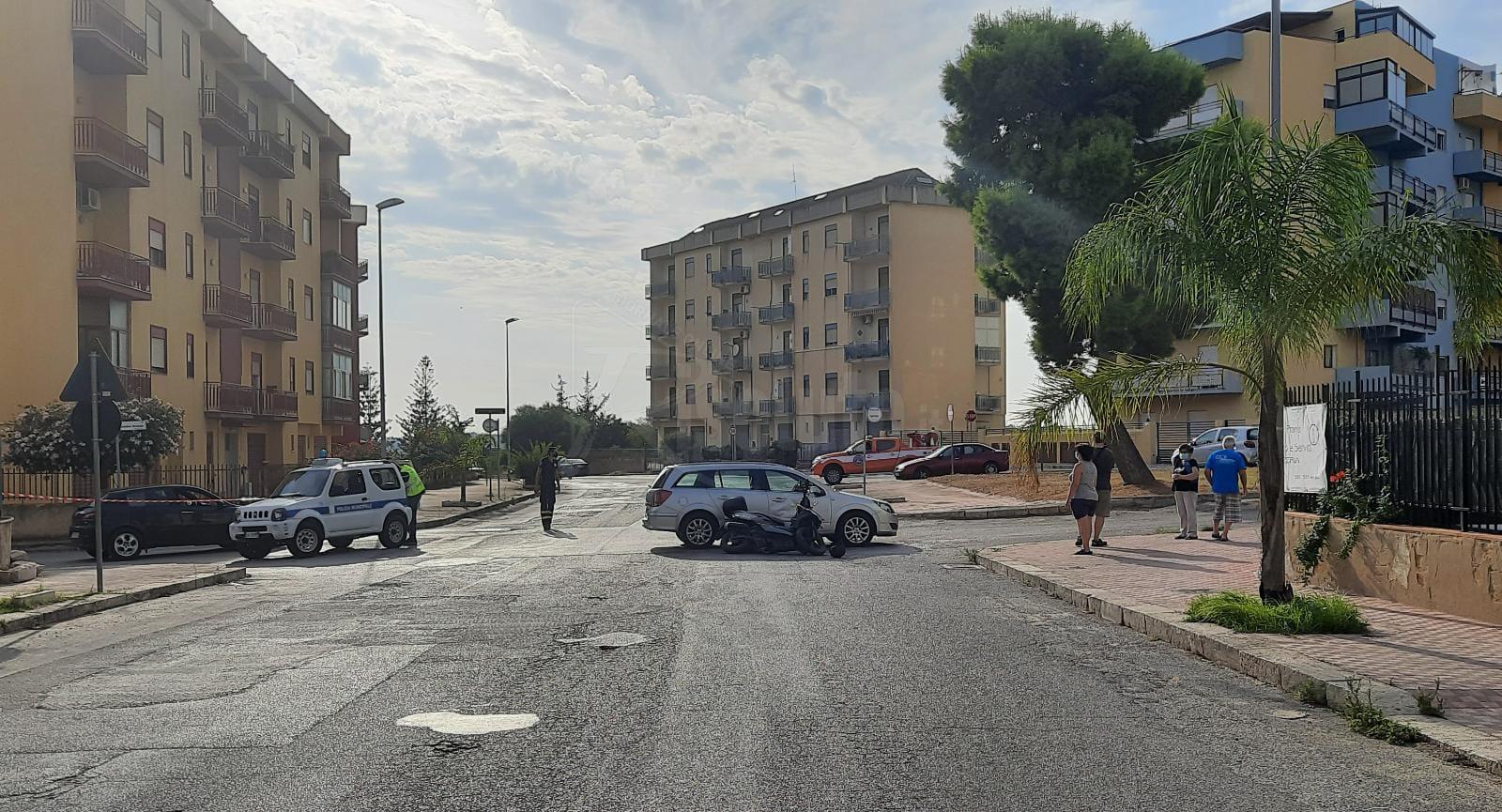 Incidente in viale Sciascia a Sciacca, scontro auto e scooter all'incrocio