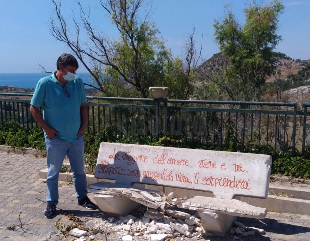 Distrutta dai vandali una panchina a Siculiana, il sindaco: "Sarà un monumento all'inciviltà"