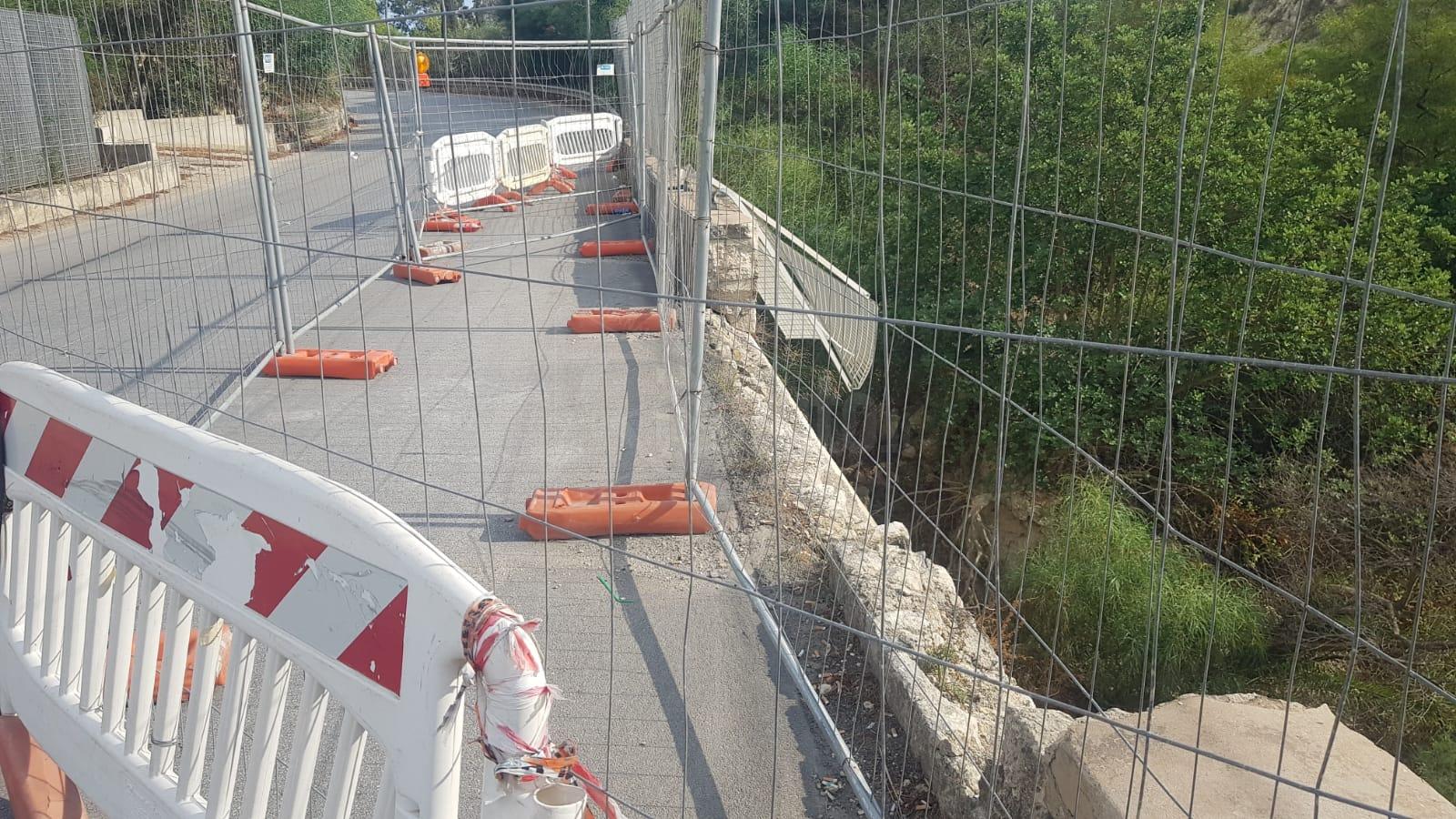 Si complica il ripristino del muretto e della recinzione sul Ponte Bagni a Sciacca prima dell’inizio della scuola
