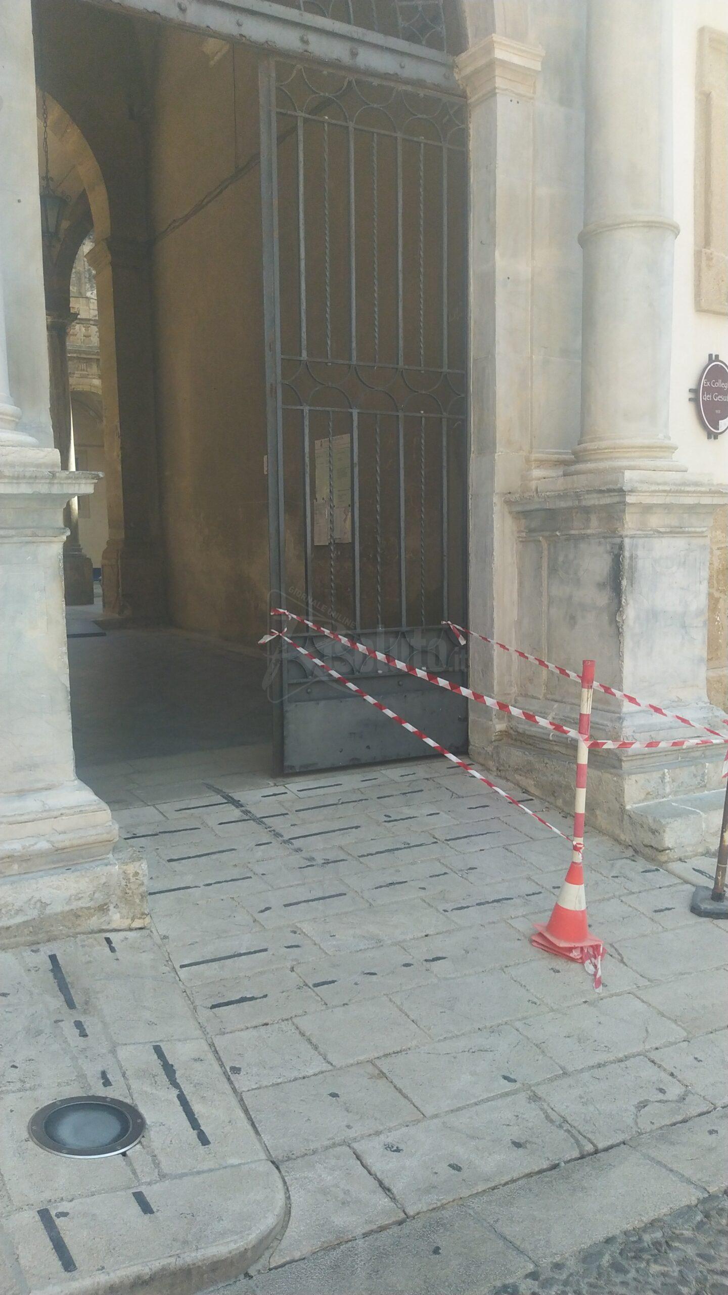 Situazione di pericolo all'ingresso del Comune di Sciacca, delimitata la pavimentazione scivolosa
