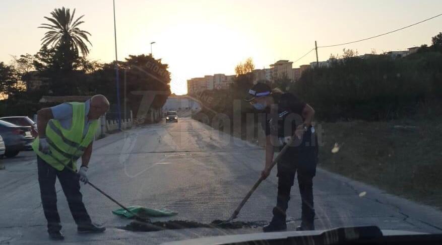 Agente della polizia municipale di Sciacca aiuta operatore a ricoprire una buca, il vice comandante: "E' questo il senso di questo lavoro"
