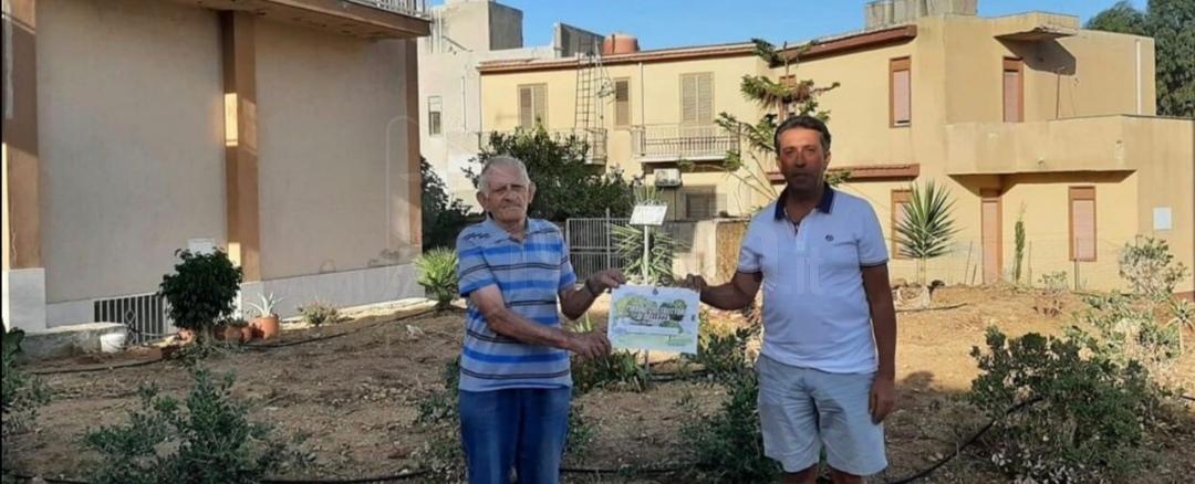 Ottantunenne pulisce una villetta comunale a Santa Margherita Belice, il Comune lo premia come “Costruttore di Bellezza”