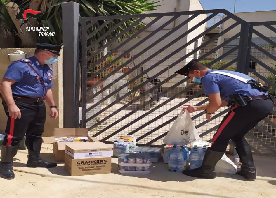 In quarantena e senza viveri chiede aiuto ai carabinieri che portano la spesa alla famiglia