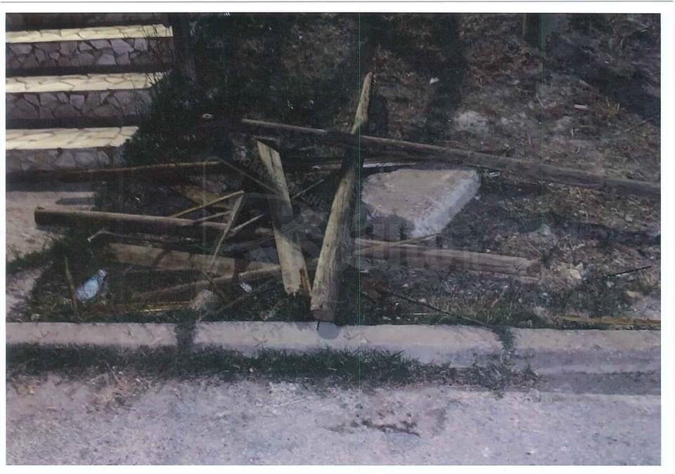Distrutta a Calamonaci dai vandali la recinzione in legno della villa comunale