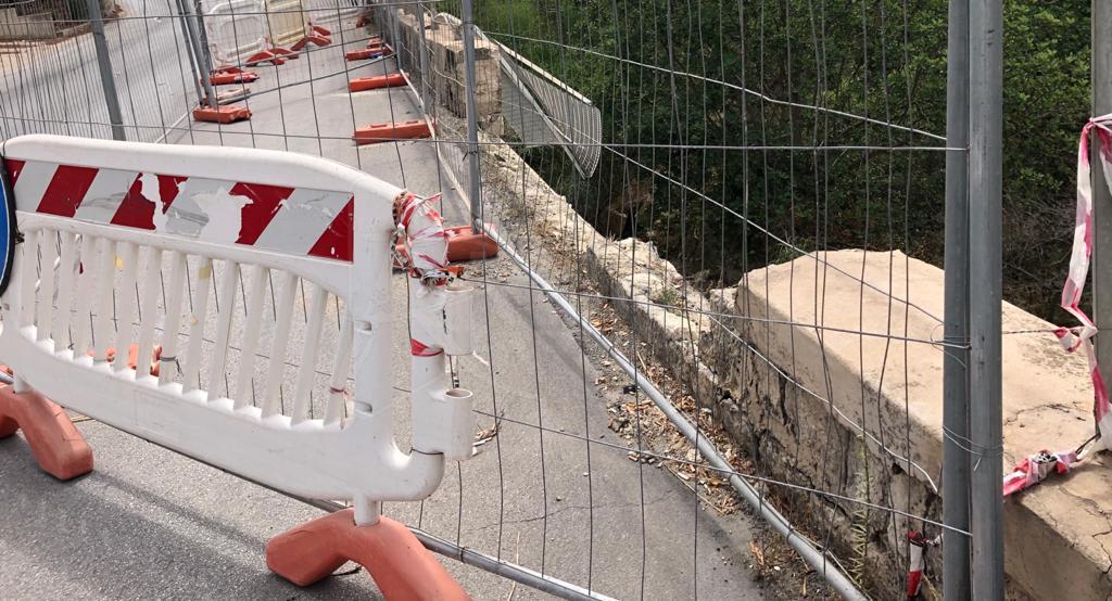 Il Comune di Sciacca rimanda a dopo l’estate i lavori di ripristino del muretto sul ponte Bagni