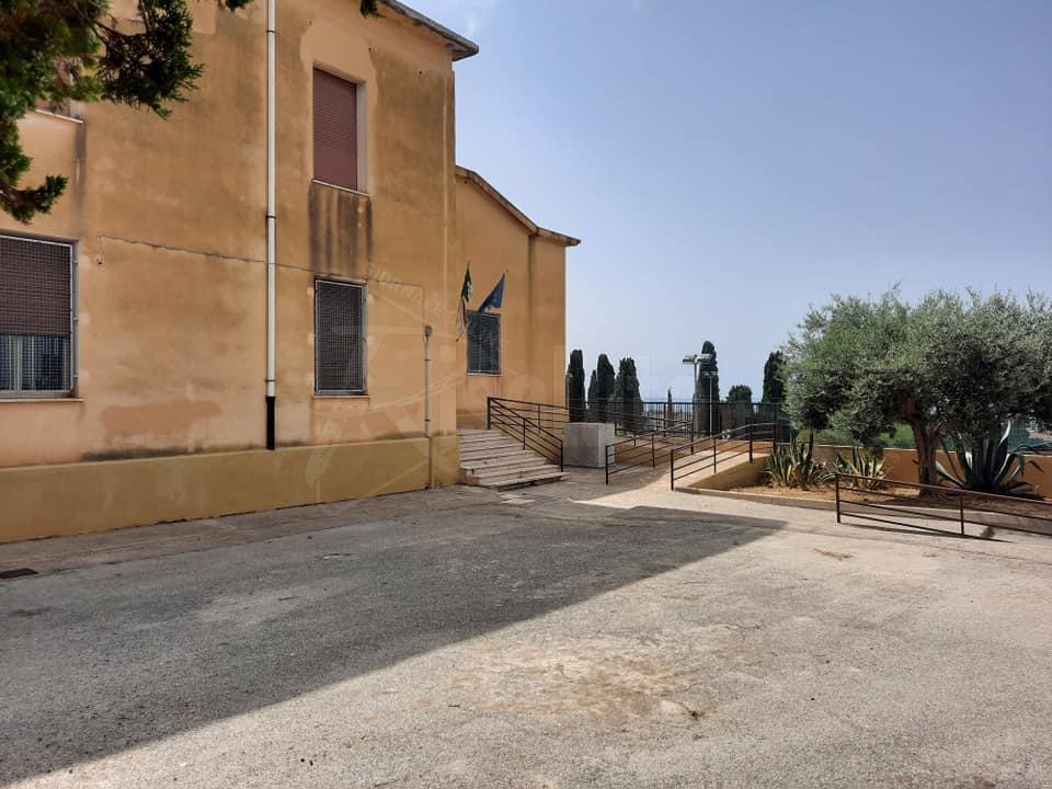 A Menfi si esegue pulizia e scerbatura delle aree esterne dei plessi scolastici