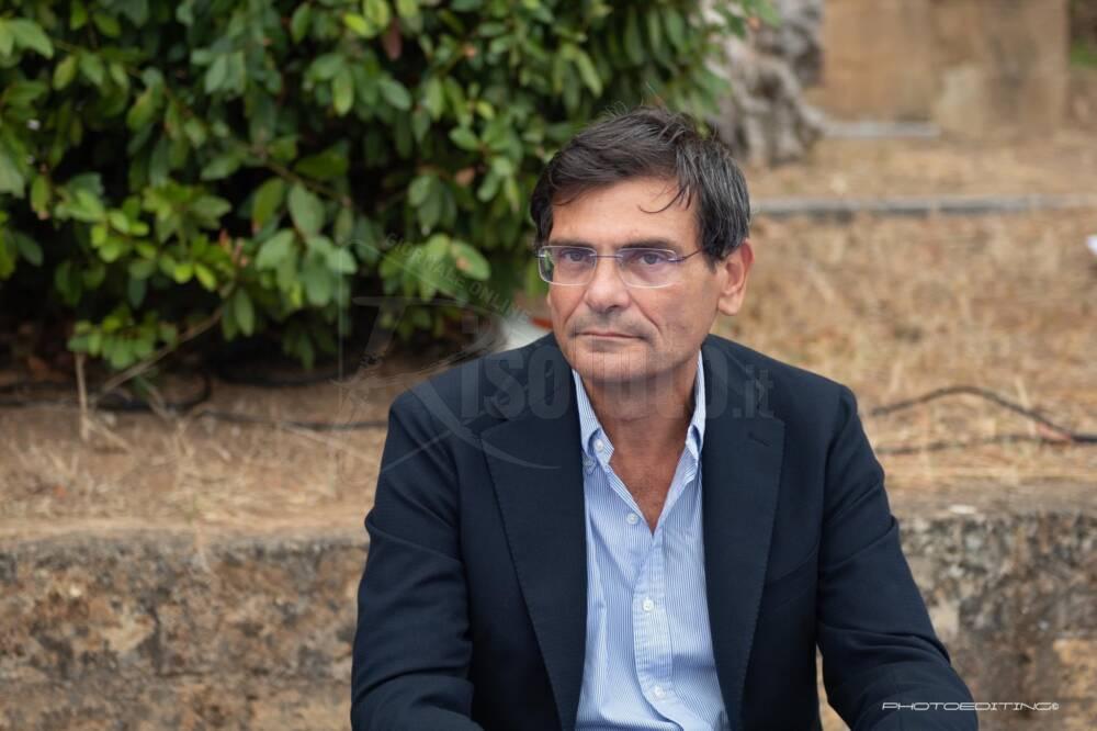 La proposta dell'infettivologo Antonio Cascio, mano al portafogli dei non vaccinati