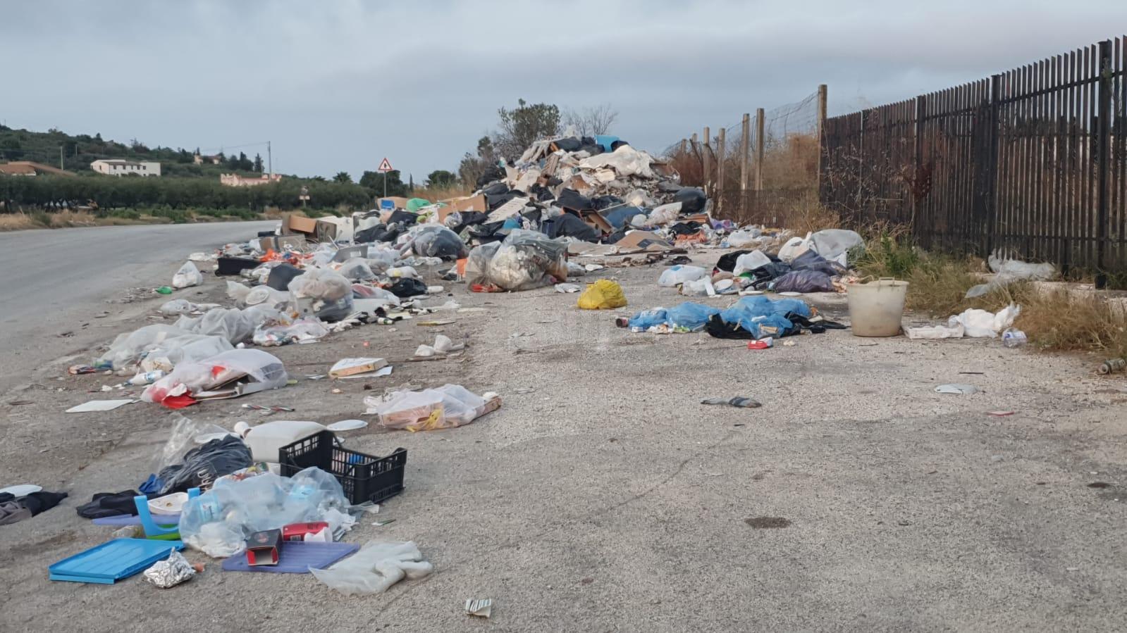 Sulla strada Sciacca-Caltabellotta crescono le discariche di rifiuti